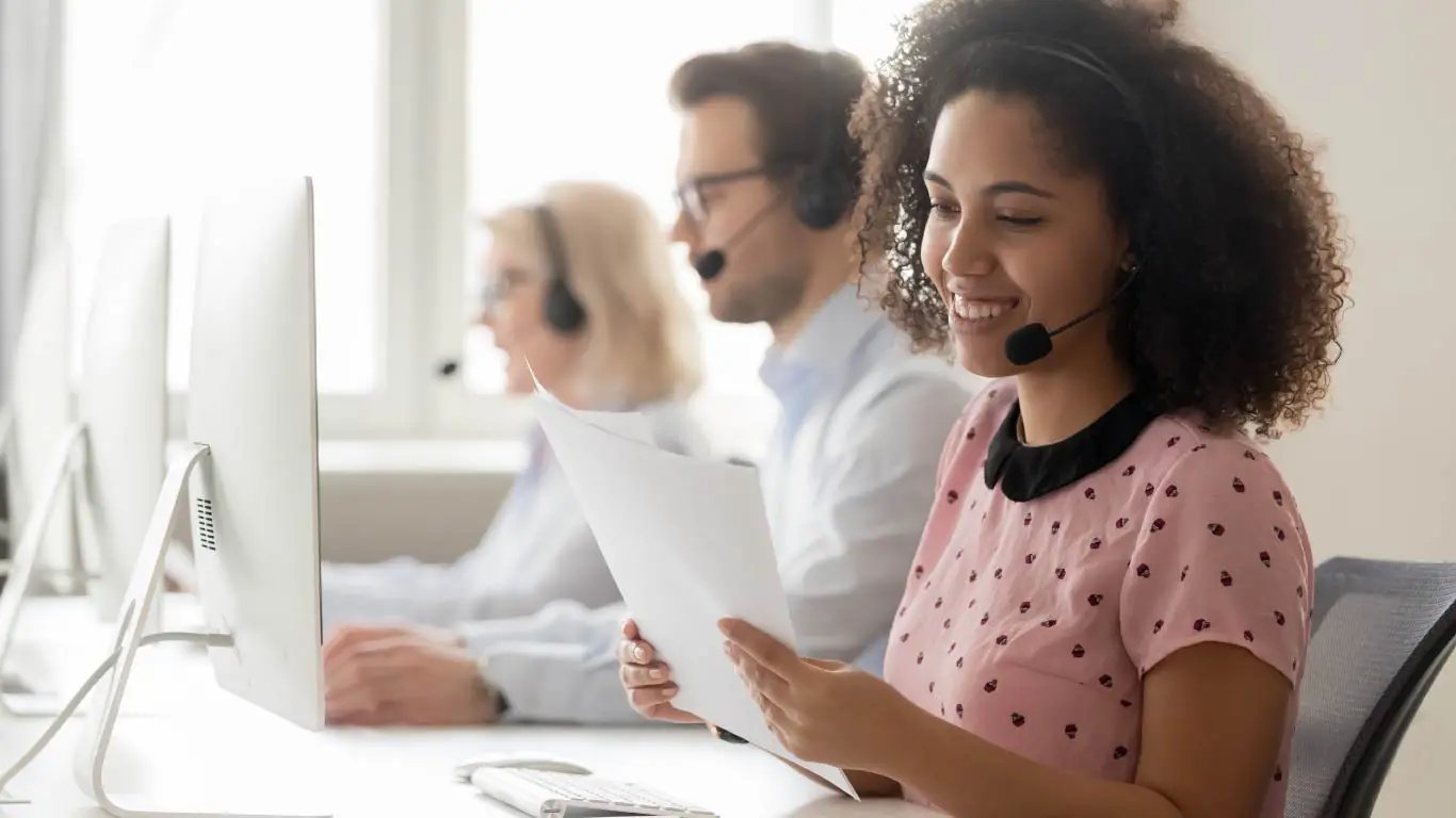 Agentes trabalhando com headset e tela