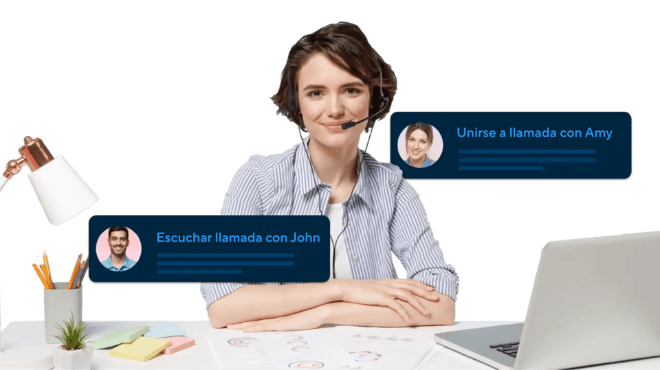 Una Supervisora de servicio al cliente con cabello corto castaño, usando una camisa a rayas azules y auriculares, sentado en un escritorio blanco con una laptop, notas adhesivas y accesorios de escritorio.