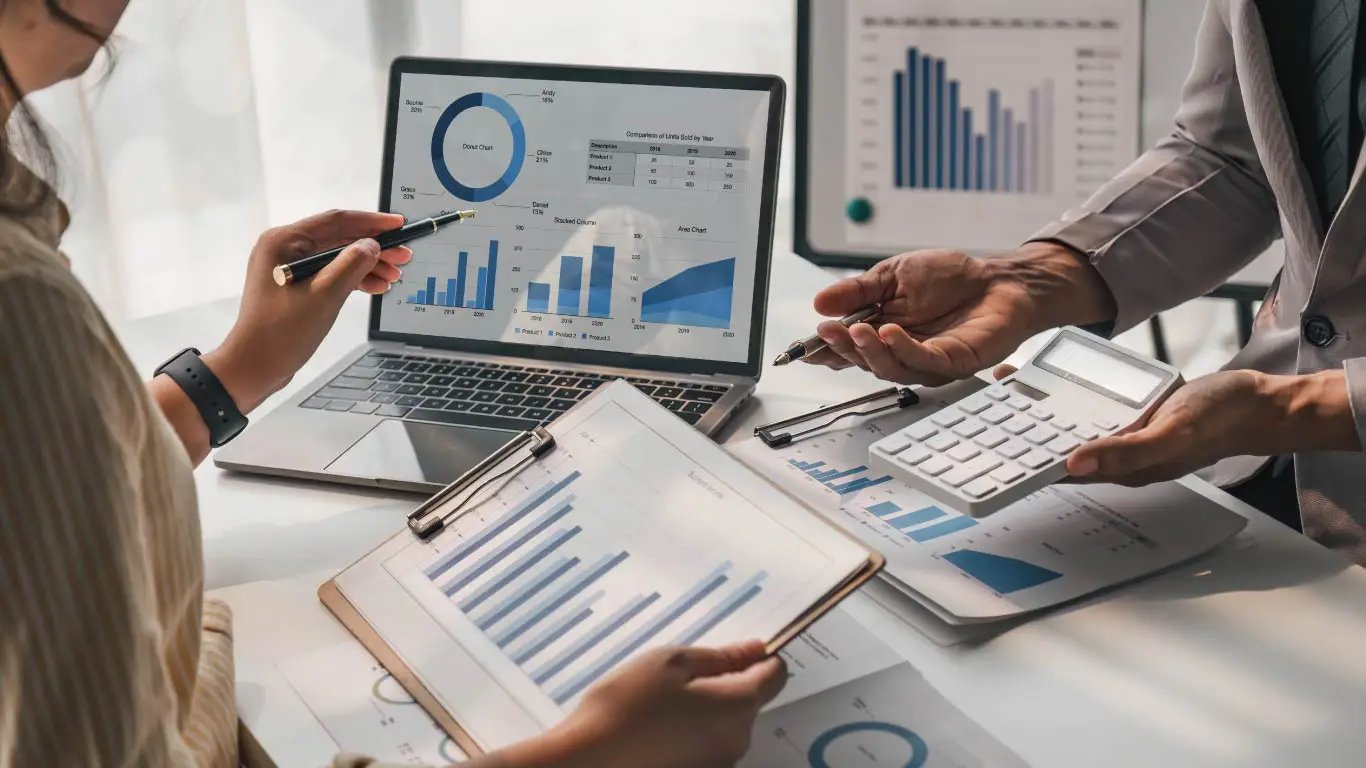 equipe que analisa dados em telas e impressos