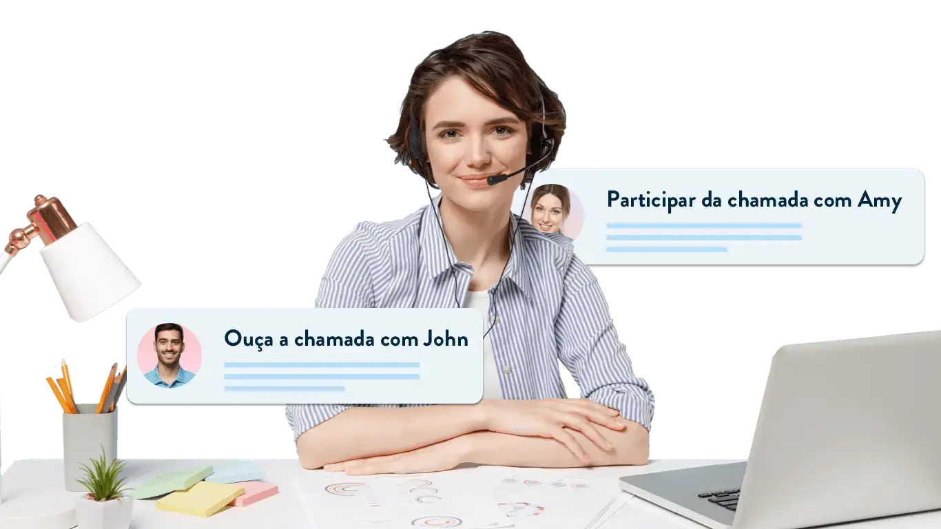 Formador de serviço ao cliente com auscultadores na secretária, com opções para participar na chamada com a Amy ou ouvir a chamada com o John, material de escritório e computador portátil visível.