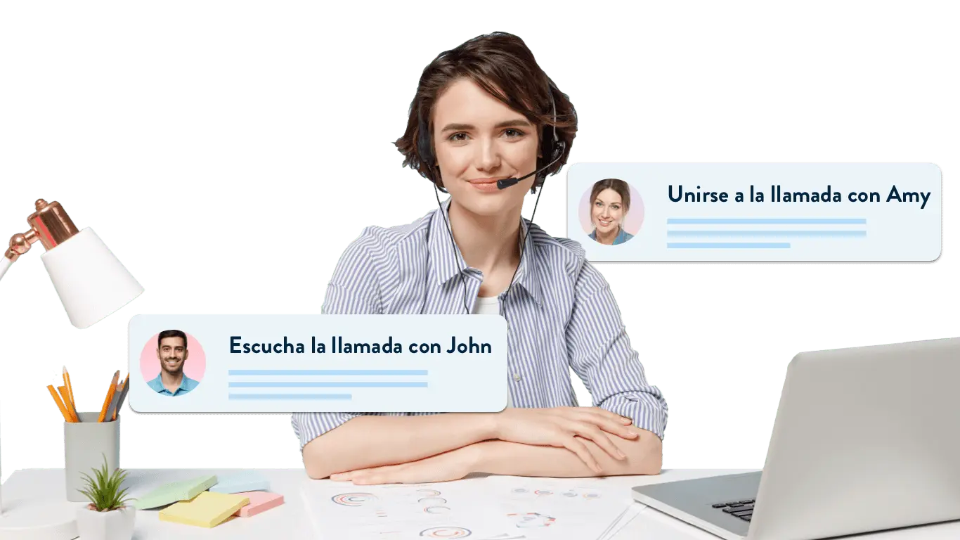 Formador de atención al cliente con auriculares en el escritorio, con opciones para unirse a la llamada con Amy o escuchar la llamada con John, material de oficina y portátil visibles.